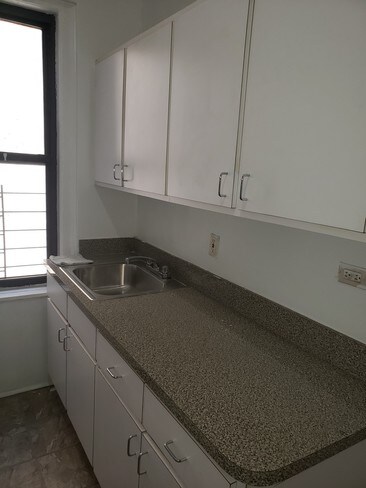 Building Photo - 612 W 178th St