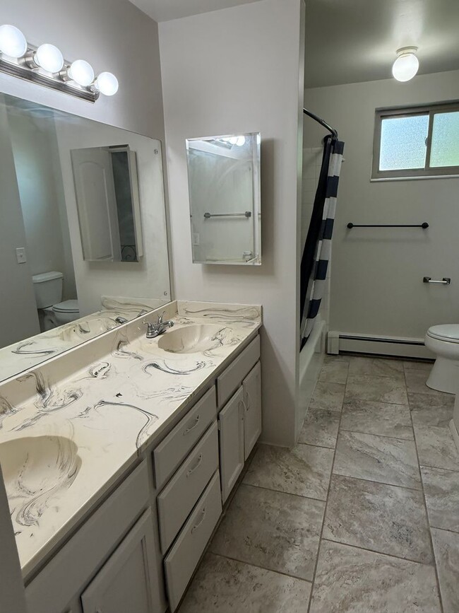 Building Photo - Beautiful home with spacious layout