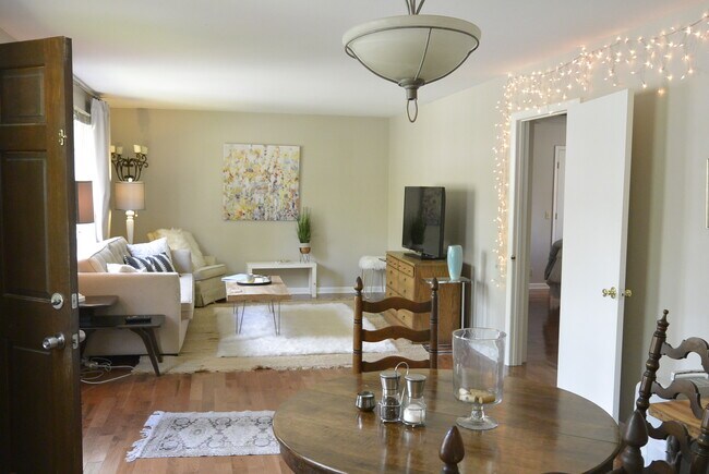 Foto del edificio - 2128 Sharondale Dr