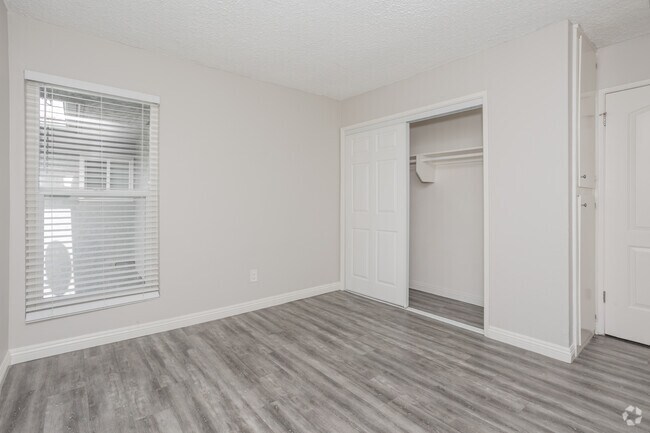 2 habitaciones, 1 baño - 700 pies cuadrados - Primer dormitorio - 11037 E. Ferina St.