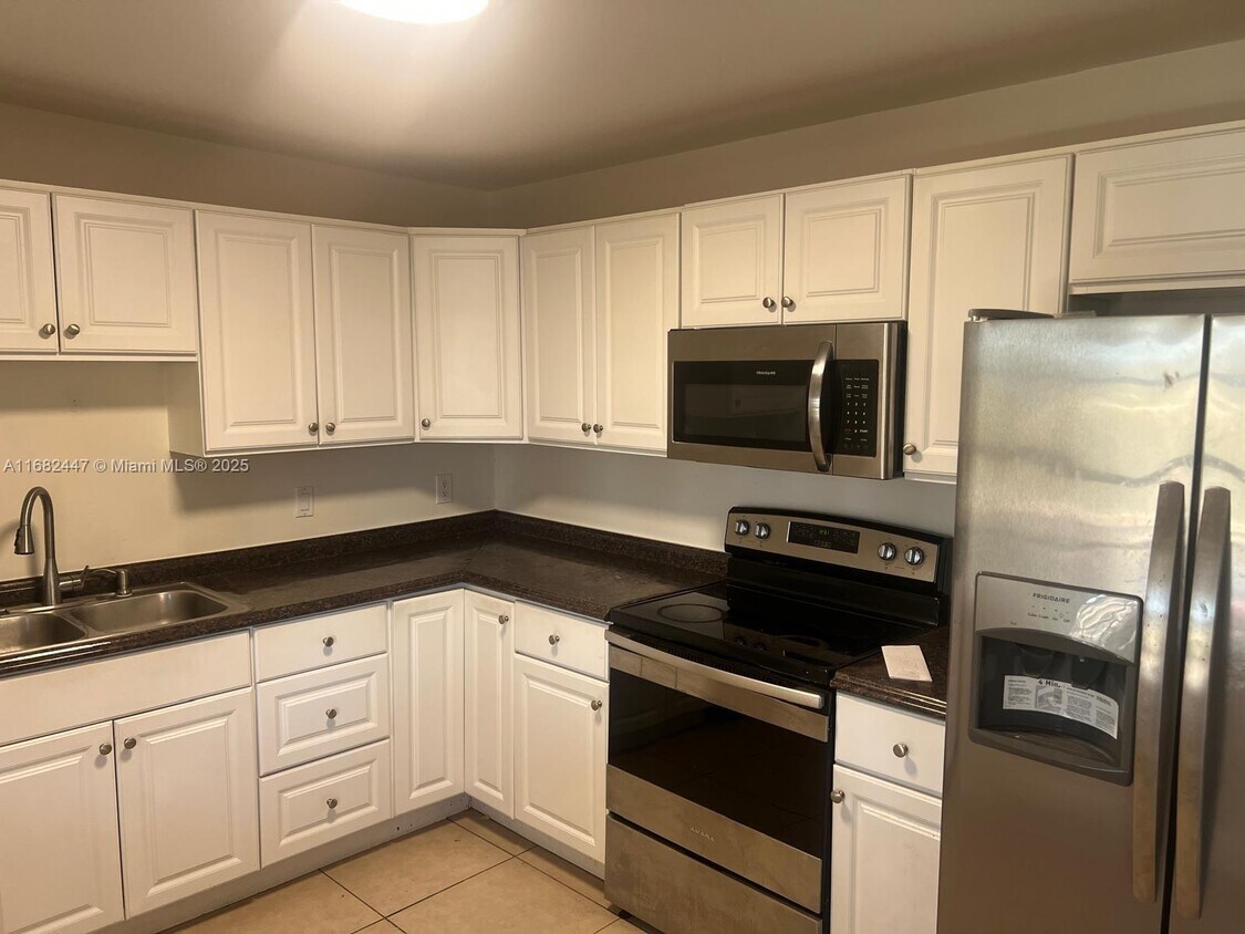 Foto principal - 8900 W Sample Rd