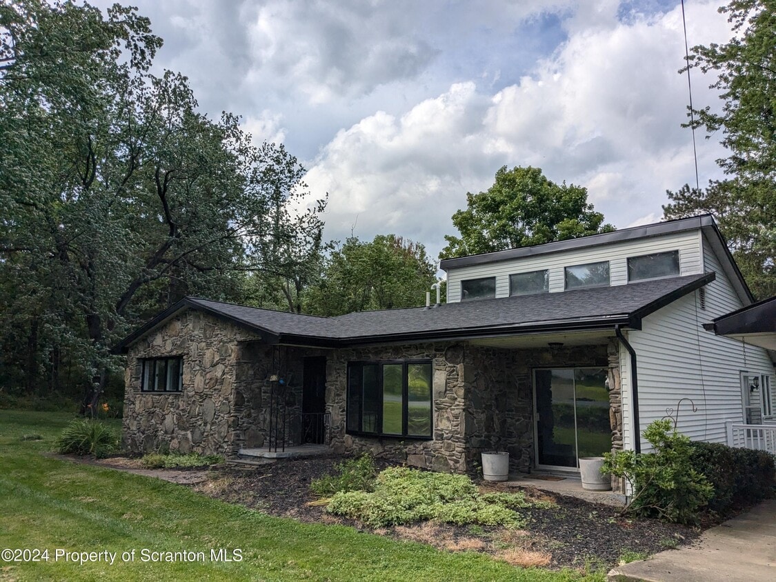 Primary Photo - 412 Griffin Pond Rd