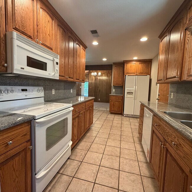 Foto del edificio - Adorable house with large deck,  yard and RV access