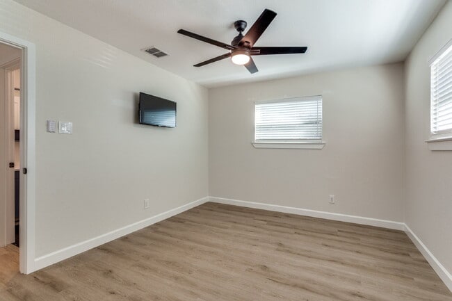 Building Photo - Great 2 bedroom upstairs unit - Available Summer 2026