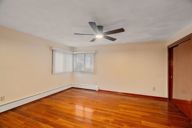 Foto del edificio - 25 Carr Rd