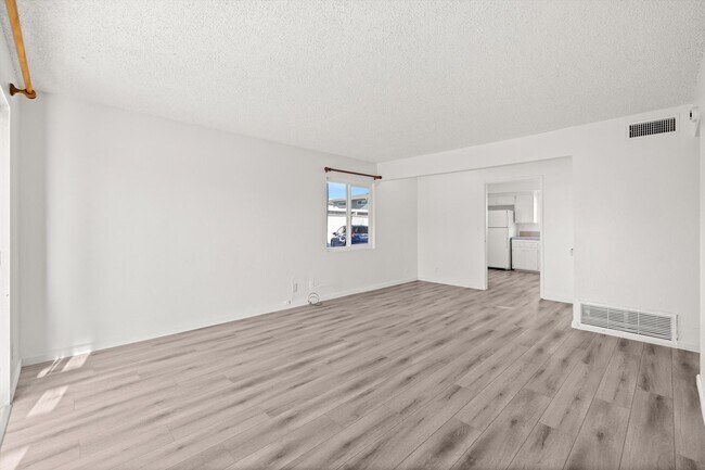 Foto del edificio - 6685 Sabado Tarde Rd