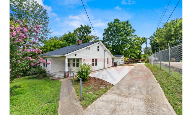 Building Photo - 3201 Davenport Rd