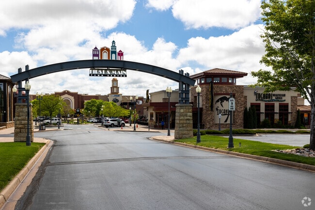 There are several options for food and entertainment in Cimarron Hills.