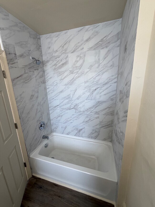 Foto del edificio - 1224 E 2nd St