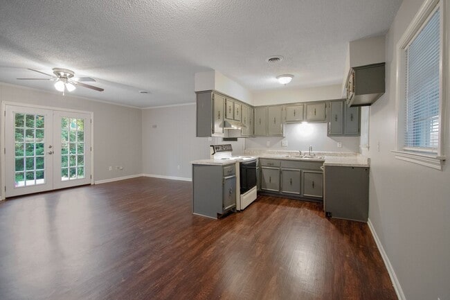 Building Photo - Newly Renovated 4 Bedroom 2 Bathroom Home ...