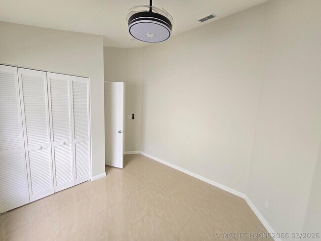 Building Photo - 1041 Fairfax Cir W