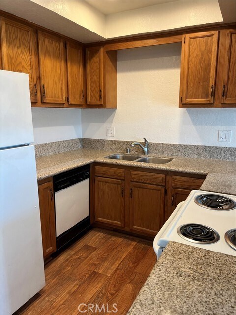 Building Photo - 1023 Oak Dr