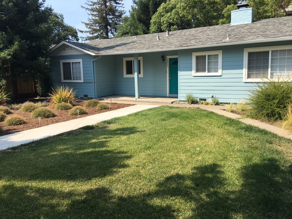 Front view - 1421 N Cherry St