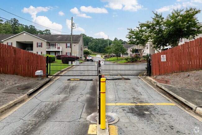Entrada - Village Square Apartments