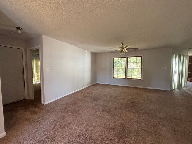 Building Photo - 115 Honey Tree Ct