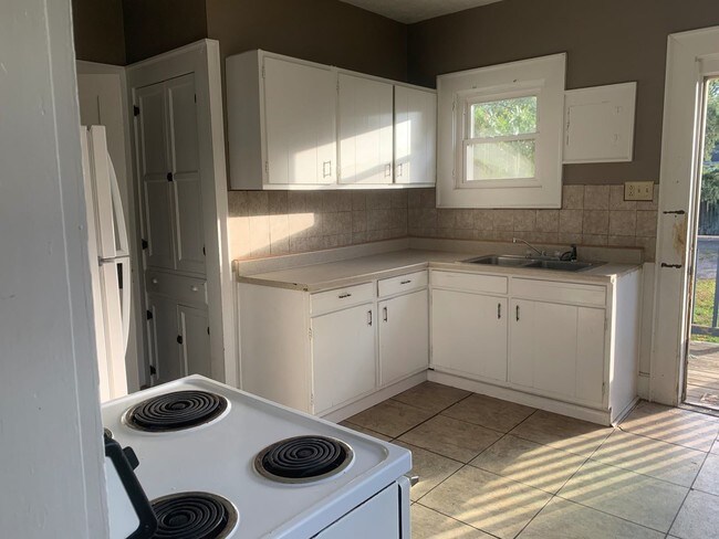 Building Photo - 3 br, 1 bath House - 2210 S 7th St