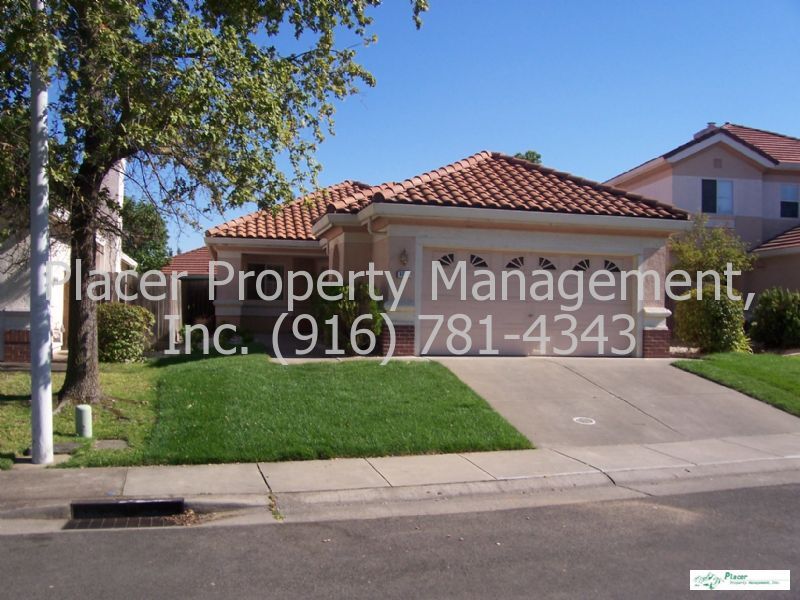 Foto principal - Really Nice Home w/Fireplace &amp; Gardener