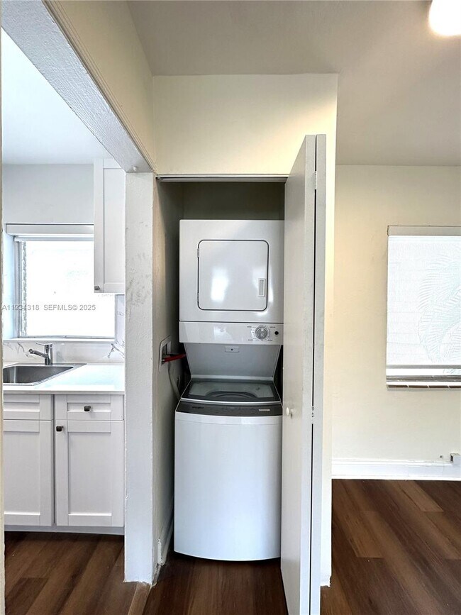 Foto del edificio - 1920 Biarritz Dr