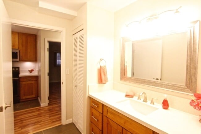 Building Photo - 923 Green St