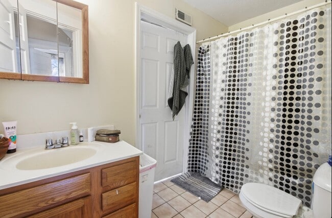 Building Photo - 132 Parker St