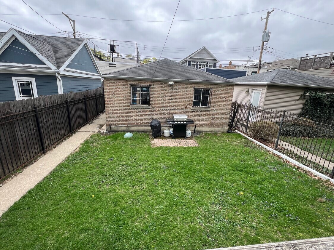 Foto principal - 2427 W Warner Ave