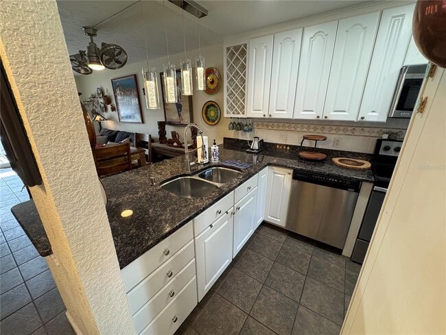 Building Photo - 1400 Tarpon Center Dr