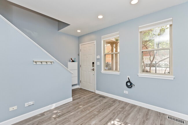 Photo - 1332 N Burling St Townhome