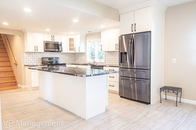Building Photo - 5 br, 3 bath House - 551 Longmeadow St