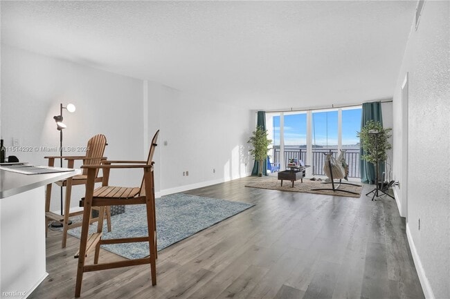 Building Photo - 1 br, 1.5 bath Condo - 770 NE 69th St Apt 3G