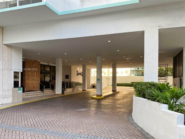 Foto del edificio - 3725 S Ocean Dr