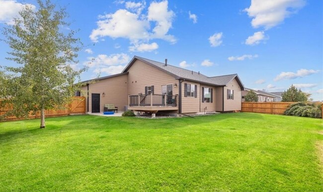 Building Photo - 4 bedroom 3 bath home