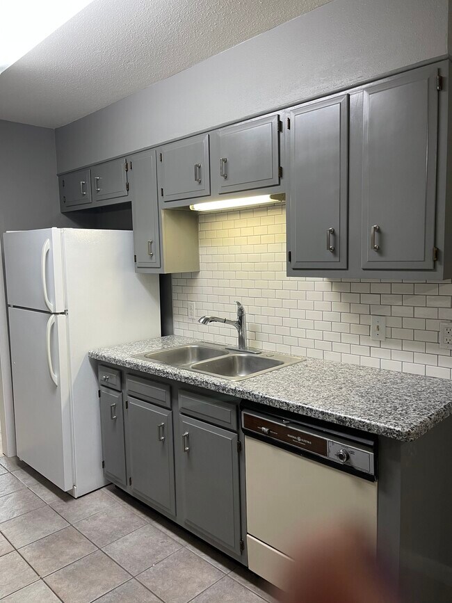 Building Photo - 1028 Sunmeadow Dr