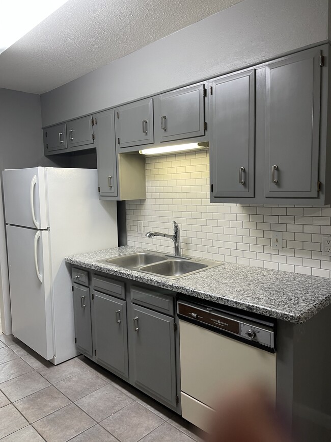 Foto del edificio - 1028 Sunmeadow Dr