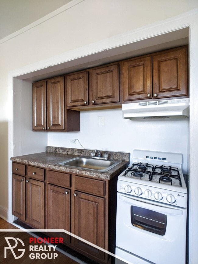 Building Photo - 3327 W Diversey Ave