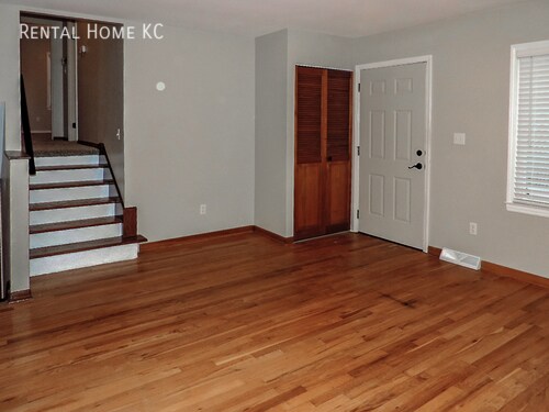 Building Photo - 3-bedroom split level  #9301