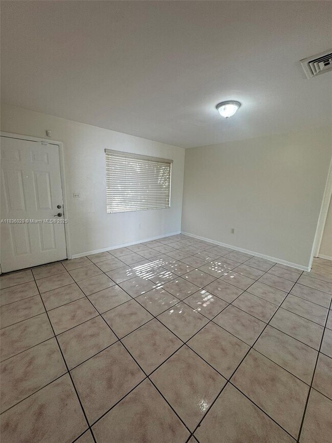 Foto del edificio - 3270 NW 208th St