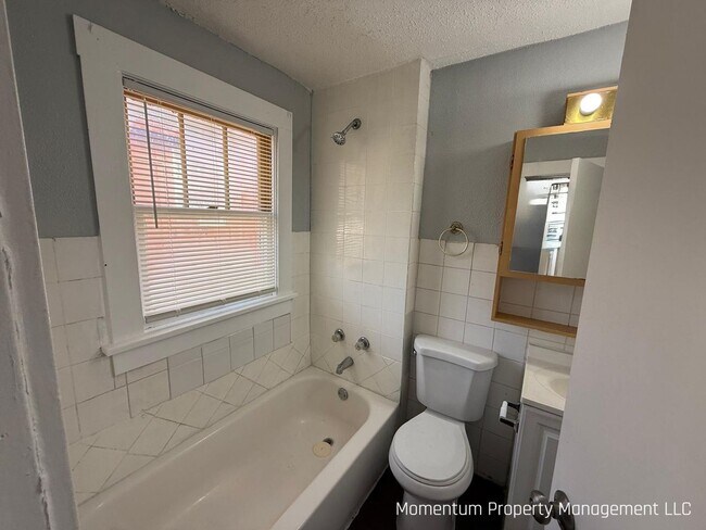 Building Photo - Quaint 2BR/1BA  2nd Floor Apartment- Apply Today- FOR FREE!