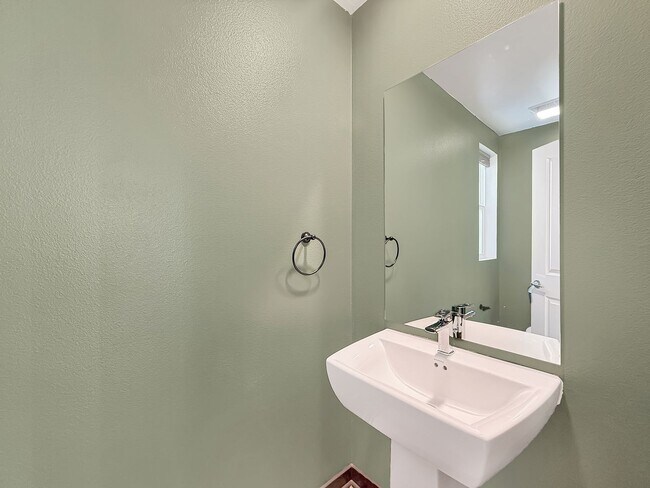 Foto del edificio - 3B/2.5BA Townhome in Mission Valley Now Av...