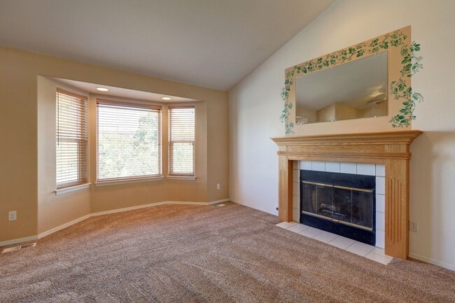 Building Photo - Immaculate, Sunny and Bright 4 Bedroom/2.5...