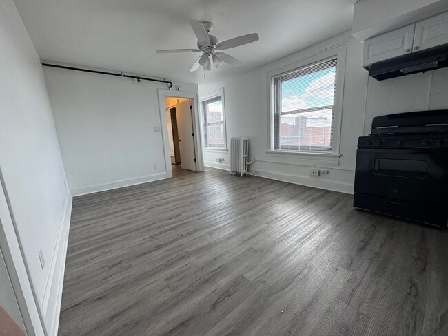 Building Photo - Spacious 1 Bedroom Apartment