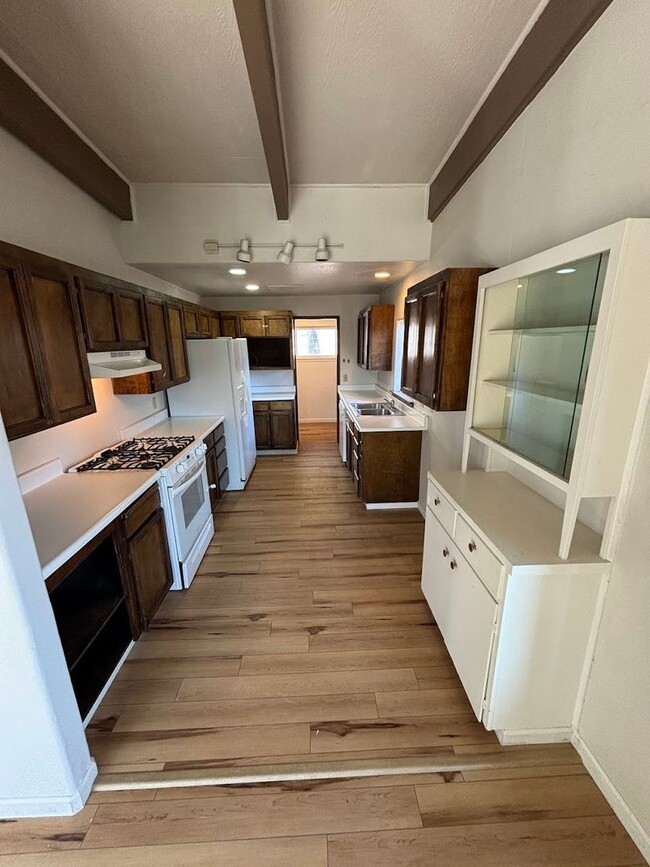 Foto del edificio - 636 Lakeview Dr
