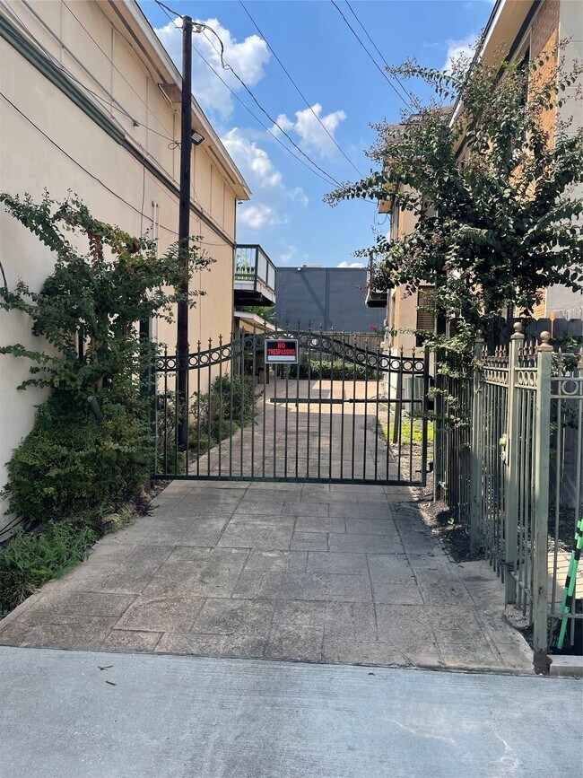 Foto del edificio - 2110 Chenevert St