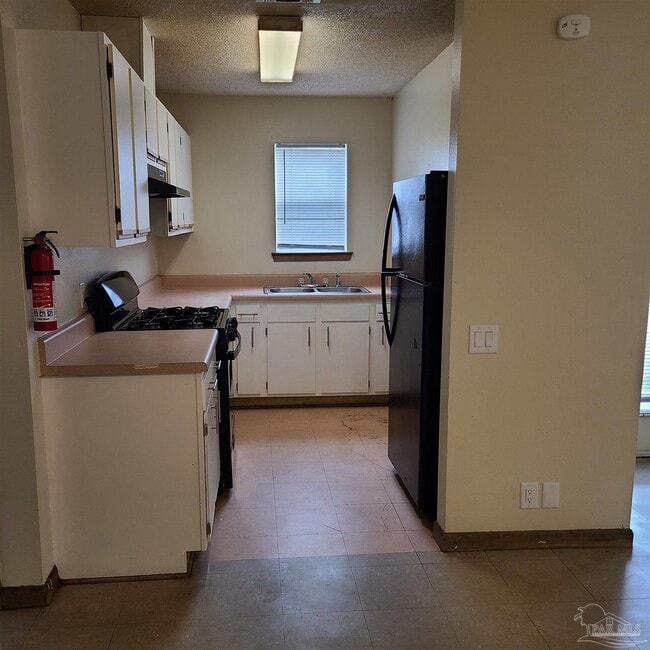 Building Photo - 1800 W Belmont St