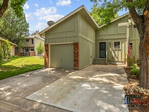 Building Photo - Beautiful 4 Bed 2 Bath Townhome with Lake Views!