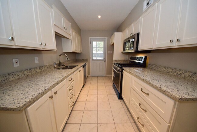 Building Photo - BEAUTIFULLY UPDATED 4 bed, 2 bath home in ...