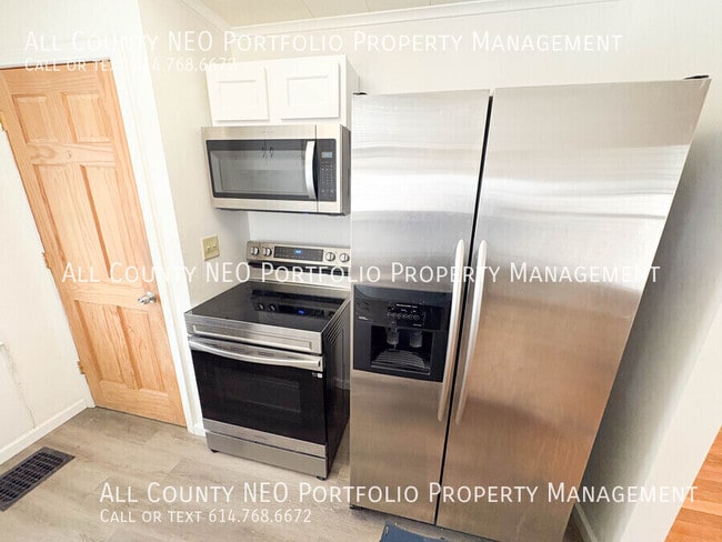 Building Photo - 1463 E Whittier St