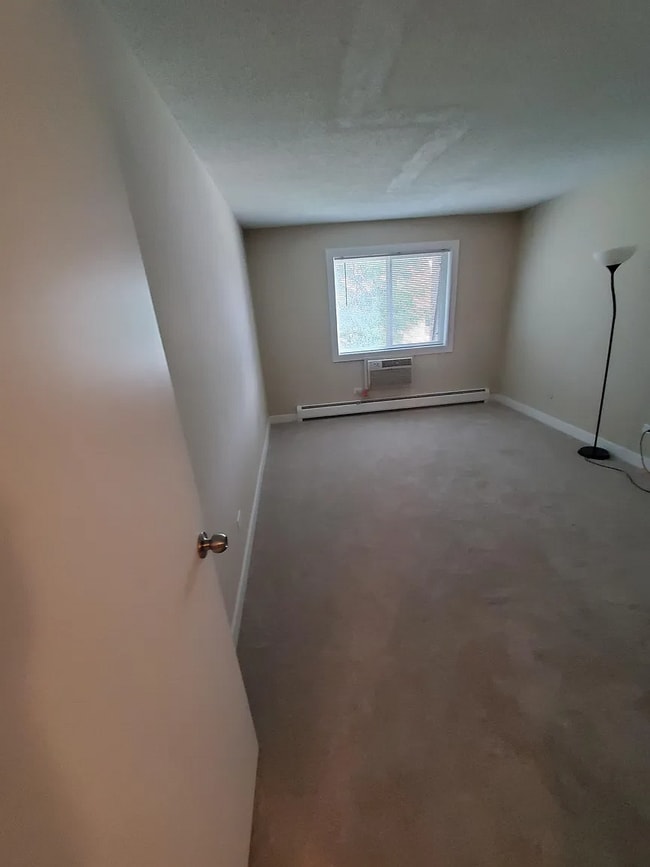Building Photo - 252 Shorewood Dr