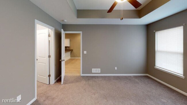 Building Photo - 200 SW Laurel Dr