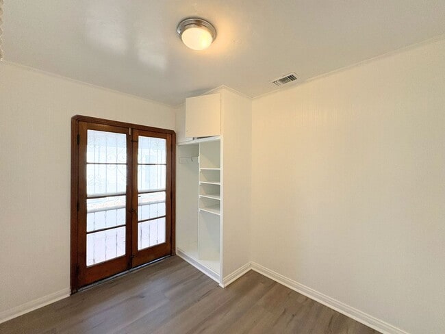 Building Photo - Charming Home