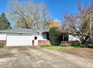 Building Photo - 2420 Pine Ln SE